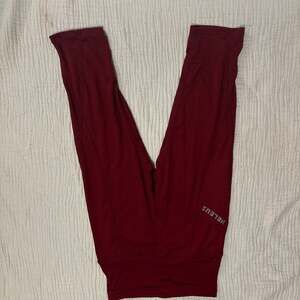 NELEUS Womens High Waisted Athletic Running Leggings w/ Pockets Maroon Small
